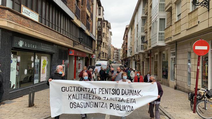 Banketxeetan eragiketak egiteko dituzten zailtasunak salatzeko mobilizazioa egin dute pentsiodunek