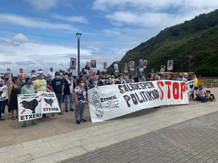 Salbuespenezko espetxe politika amaitzea eskatu dute Orioko eta Zarauzko hondartzetan