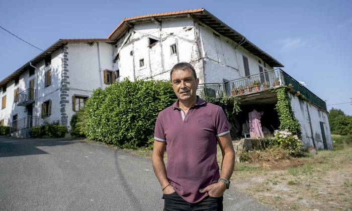 Kepa Alberdi: "Adineko bat hiltzen denean, liburutegi handi bat erre balitz bezala da"