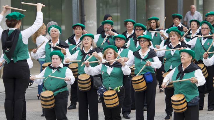 San Pedro danborrak Lourdesen joko du eta entseguak deitu ditu