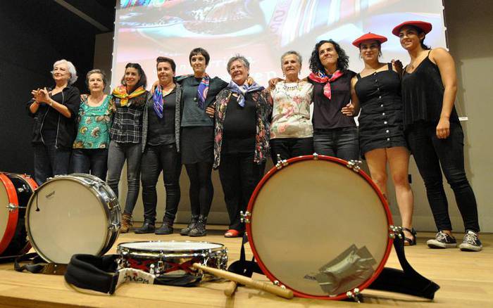 Uxue Alberdik jaso du Hondarribia Berdintasunaren Hiria Saria, emakume bertsolarien izenean