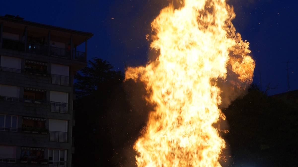 Beroak bero, jendetza batu da San Joan bezperako suaren bueltan
