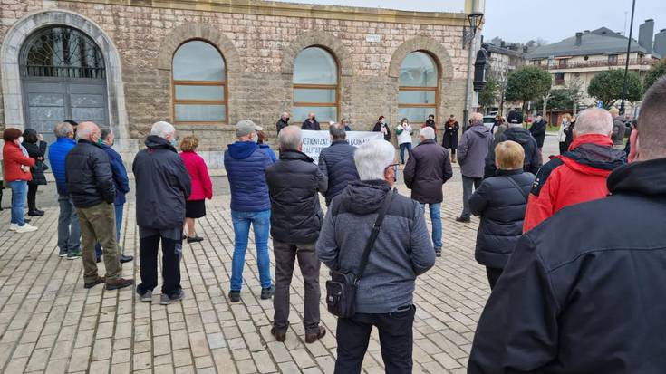 Erresidentzietako langileen borroka ere gogoan izan dute eguerdiko elkarretaratzean