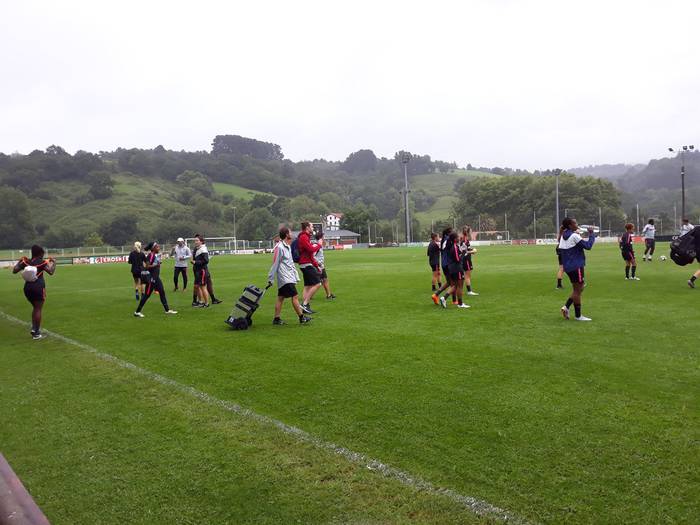 Emakumezkoen Paris Saint Germain taldeak Astin entrenatu du