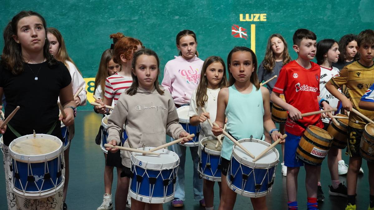 Haurren danborrada, eguraldiak baldintzatuta