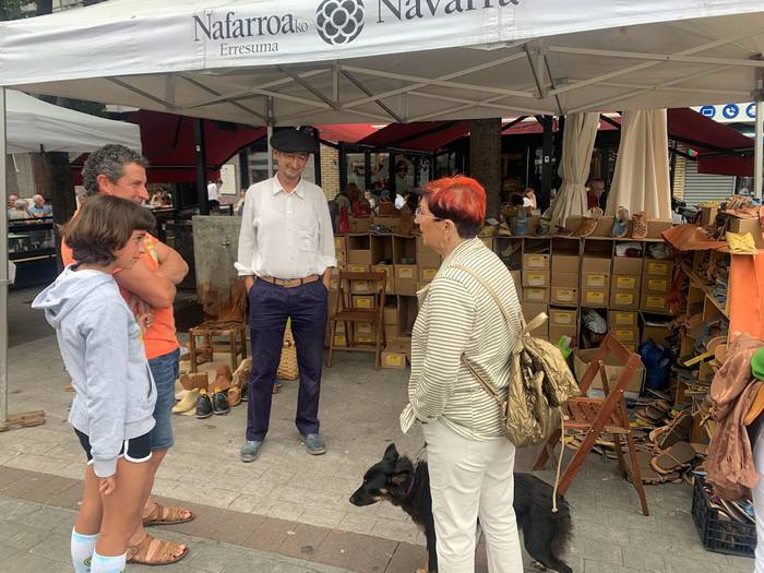 Jende ugari bertaratu da Artisau Azokako goizeko txandara