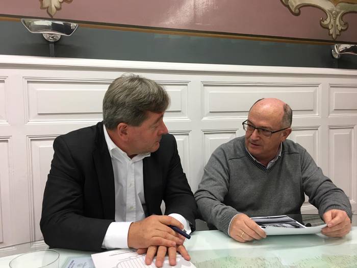 Bingen Zupiria sailburuarekin bildu da Javier Zubizarreta Azkoitiko alkatea