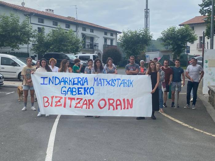 Gogor egin dute Iruñeko hilketa matxistaren aurka Aizarnazabalen