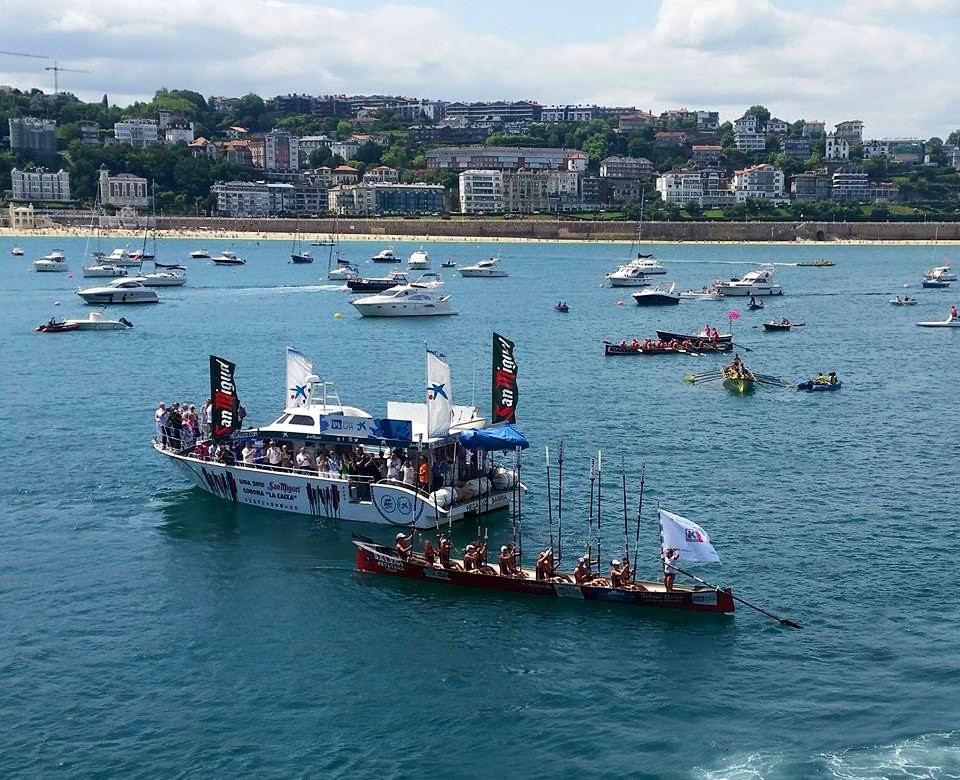 Zumaia Salegi Jatetxea, banderarekin Euskotren Ligara