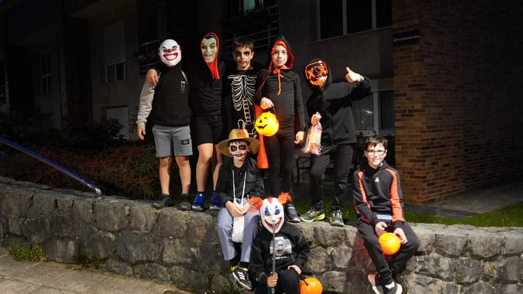 Hilerritik abiatuta, kalejira egin dute Zestoan Gau Beltzean