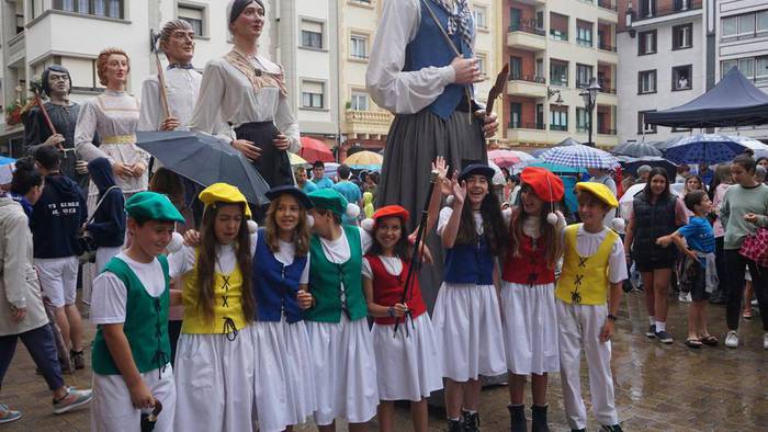 Hasi dira San Pelaio jaiak, musikaz eta euriz blai