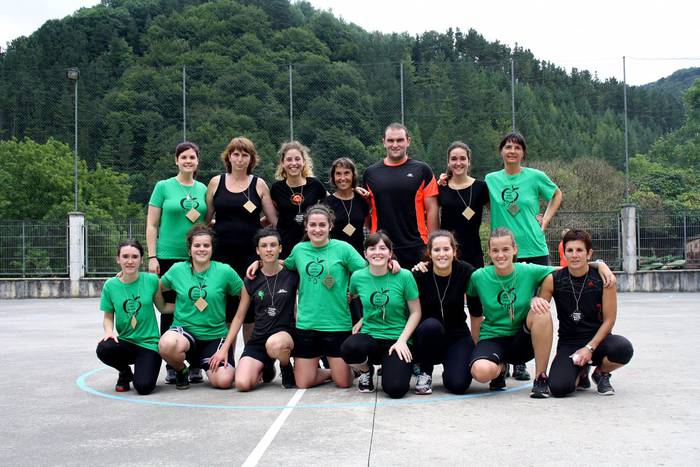 Emakumeen futbol partida jokatu dute asteburuan Errezilen