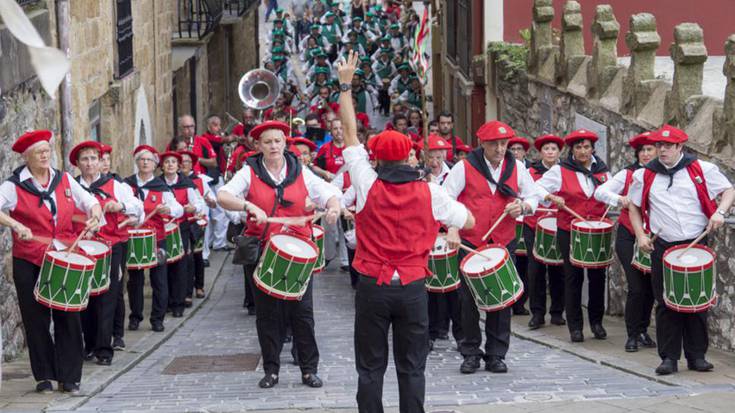 [ARGAZKIAK] Danborrada eta banderaren igoera Gorostolaren eskutik