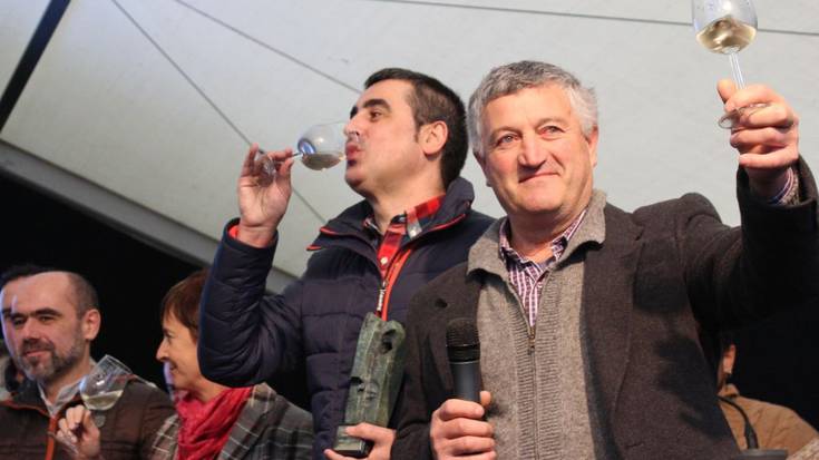 Bertsoz girotutako txakolin dastaketa egingo dute bihar