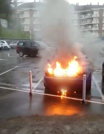 Auto batek su hartu du Azpeitian, aparkaleku batean