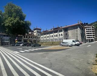 Esklaben aurreko lanak amaituta, autoentzako norabide bakarra eta aparkaleku gehiago