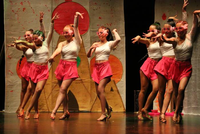 Ikasturte amaierako jaialdia egin dute Baztartxon Azkoitiko Born to dance eskolako kideek