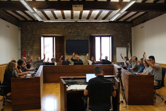 Turismora bideratutako ostatuak arautzeko beste urrats bat egin du udalak