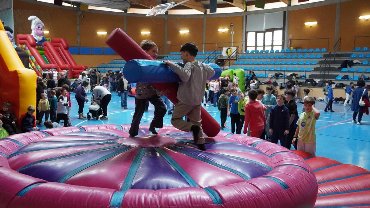 Haurrak gozatu ederra hartzen ari dira puzgarrietan