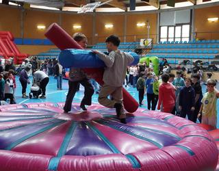 Haurrak gozatu ederra hartzen ari dira puzgarrietan