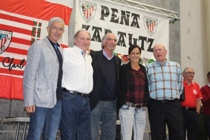Joxe Angel Iribar omendu dute Zarautzen Gipuzkoako Athletic zaleek
