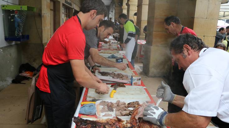 Azoka berezia, txahal errea eta sagardoa igandeko Herri Jaian