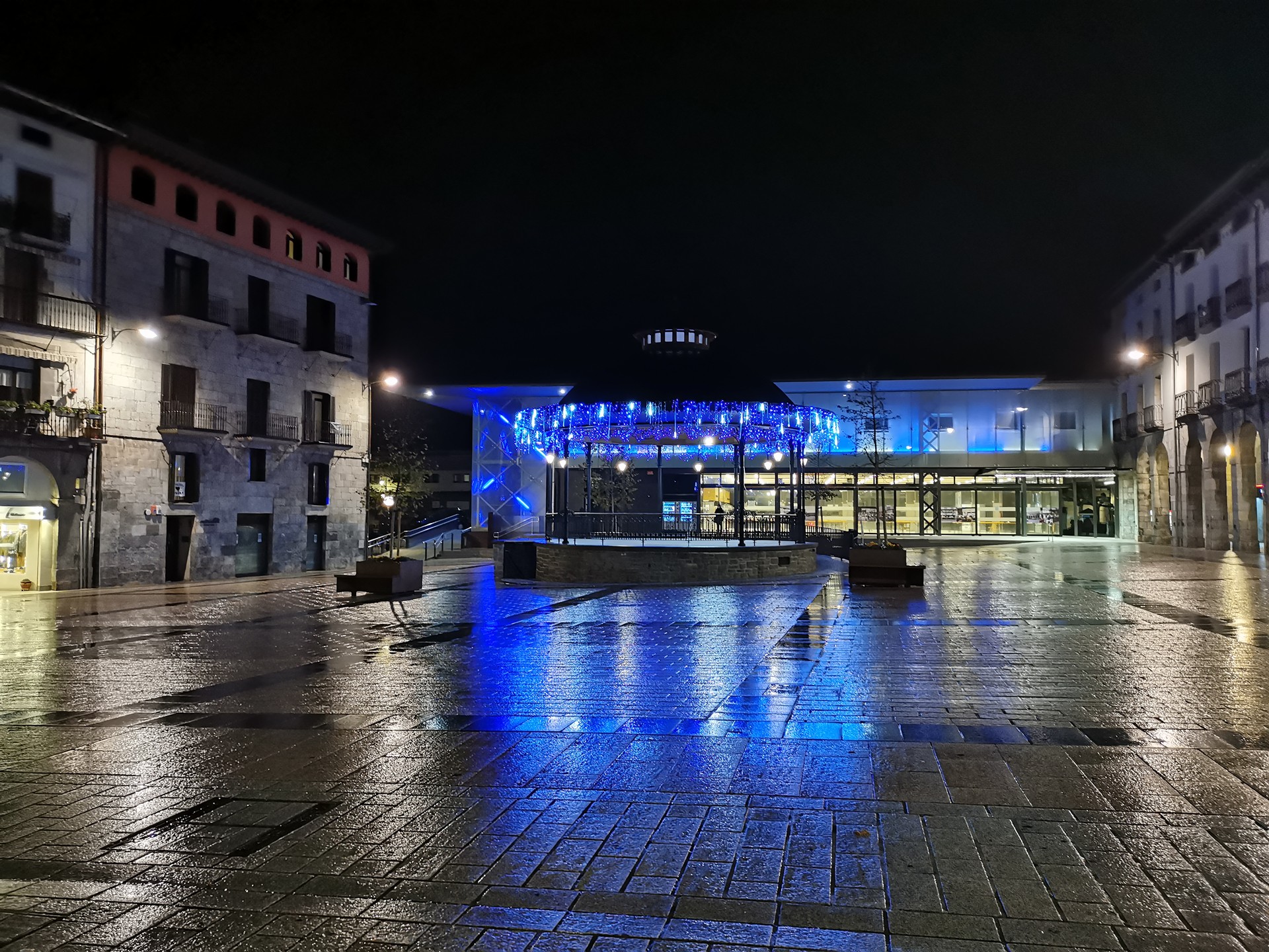 Hamar pertsonaren arteko bilkurak eta 01:30ean etxeratzeko agindua, Gabonetako neurrien artean