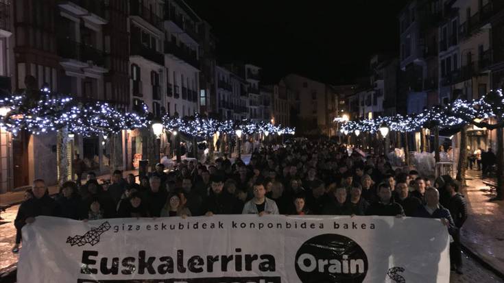 Manifestazio jendetsua euskal presoen eskubideak aldarrikatzeko