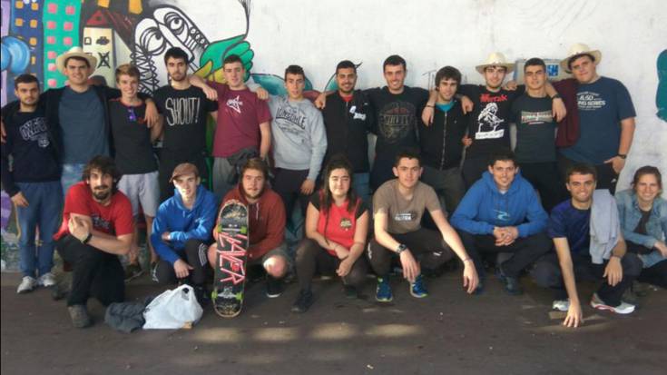 Torreberri Gaztetxea garbitu dute gaur auzolanean