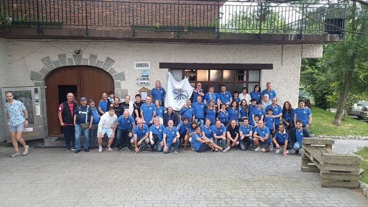 Denboraldi amaierako bazkaria egin dute Algorri taldeko kideek