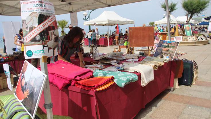 Azoka malekoian, errefuxiatuen aldeko elkarteei laguntzeko