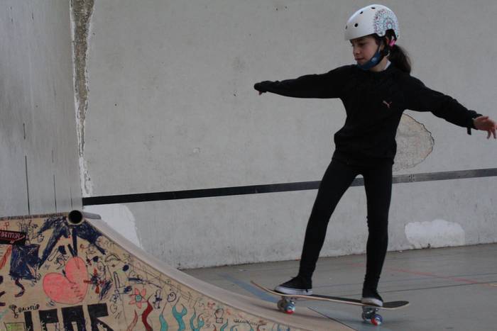 Gaztetxoak skatean trebatzeko lehen saio irekia egin dute Azpeitian