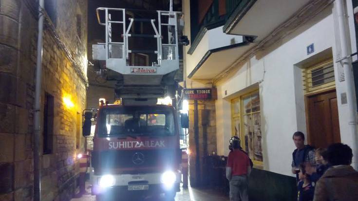 Larrialdi zerbitzuak etorri dira arratsaldean Anade elkarteko hodi batean izandako leherketagatik
