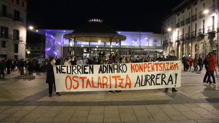 300dik gora lagun elkartu dira ostalarien egoera salatzeko