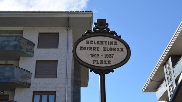 Emakume izeneko aurreneko plaza, Balentina Agirre Elorzaren omenez 