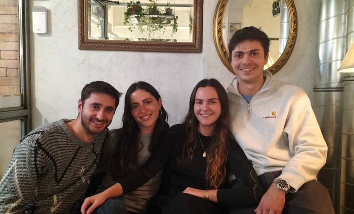 Angela Etxaniz eta Madrilgo lankide eta lagun euskaldunak, 'Berria'-n