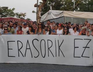 Salbatoreetako "eraso larria" salatzeko elkarretaratze jendetsuan txutxu-mutxuak saihesteko eskatu dute