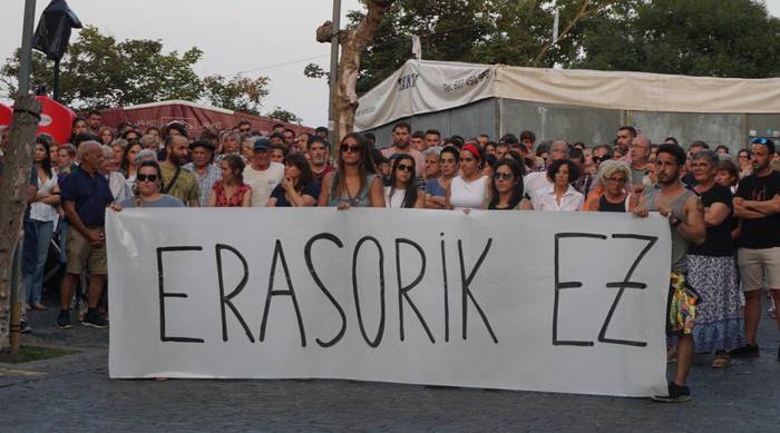 Salbatoreetako "eraso larria" salatzeko elkarretaratze jendetsuan txutxu-mutxuak saihesteko eskatu dute