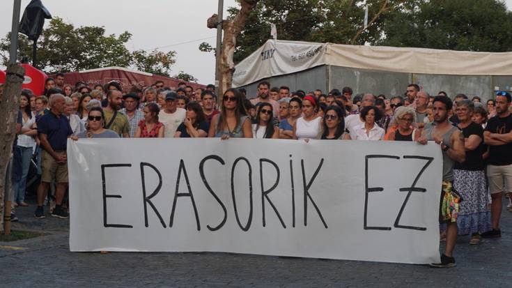 Salbatoreetako "eraso larria" salatzeko elkarretaratze jendetsuan txutxu-mutxuak saihesteko eskatu dute