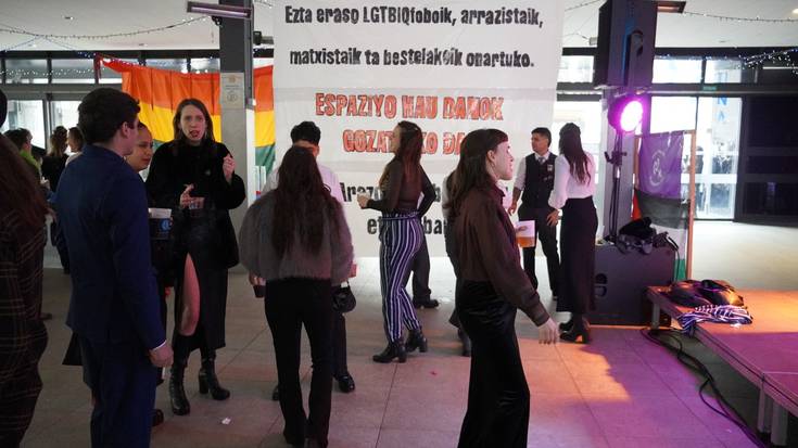 Elegante Egunaren arratsaldean, zezena eta 'Astindu berriz armayuek' festa