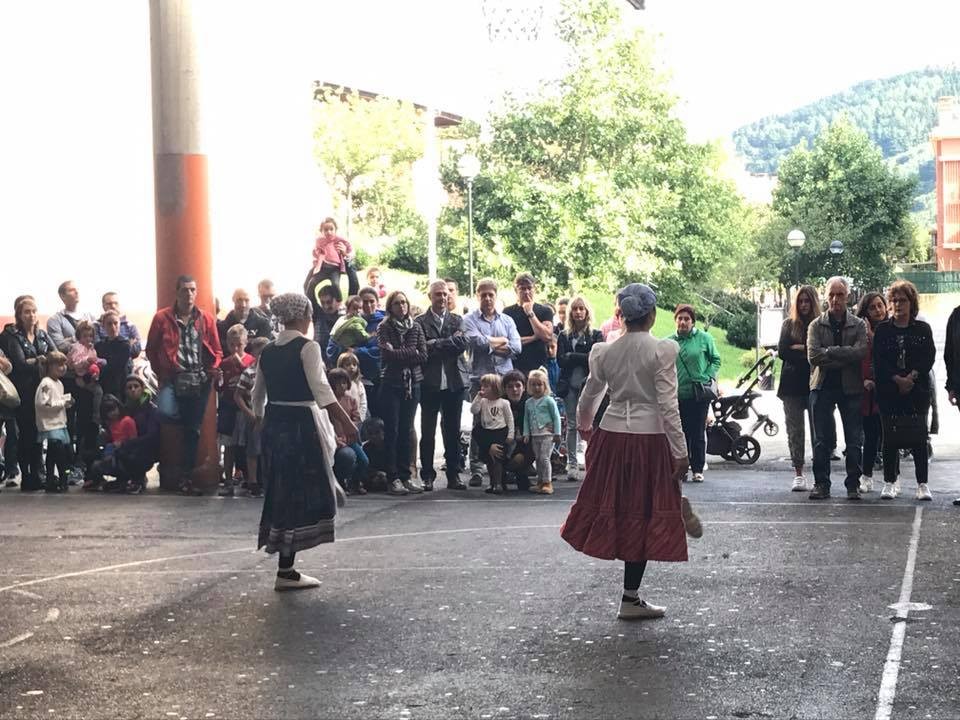 IKASTOLAK AUZOLANEAN ARITUTAKOAK ESKERTU ZITUEN
