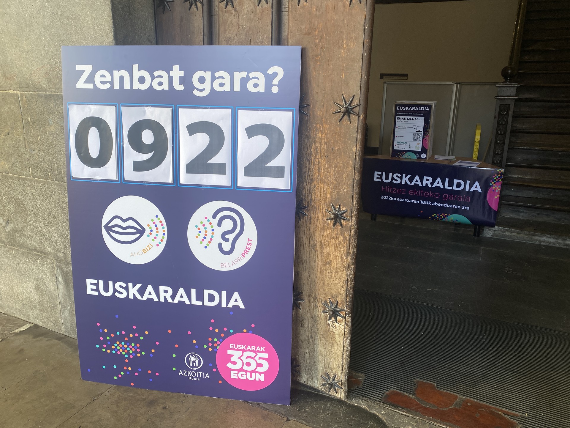 Euskaraldiko txapak datorren astean banatuko dituzte Portaleburu atarian