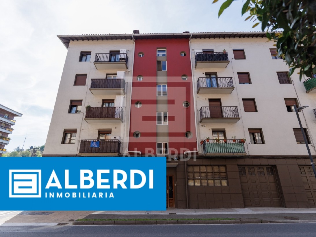 Alberdi Inmobiliaria: kanpoaldera begira dagoen etxebizitza Altzibar etorbidean