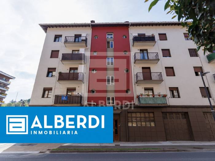 Alberdi Inmobiliaria: kanpoaldera begira dagoen etxebizitza Altzibar etorbidean