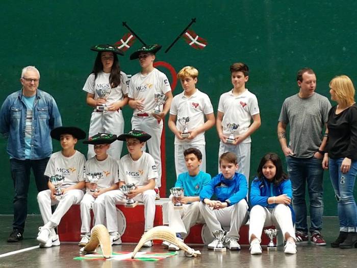 Zumaiako pilotari gazteak zesta puntako txapelketetako finaletan