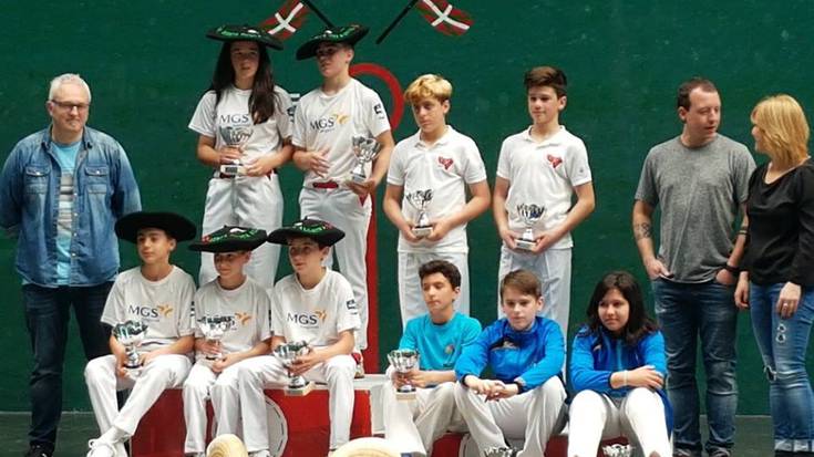 Zumaiako pilotari gazteak zesta puntako txapelketetako finaletan