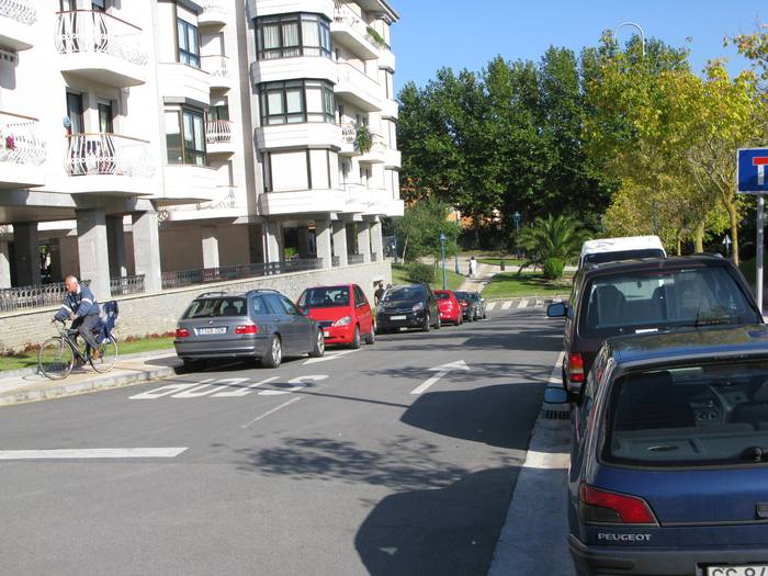 Hainbat kale itxiko dituzte larunbatean, txirrindulari lasterketagatik