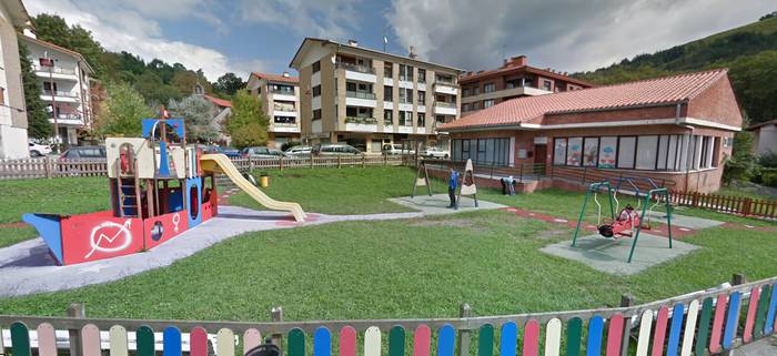 Arroa Beheko guraso elkarteak eskola garraioa bermatzeko sinadura bilketa hasi du