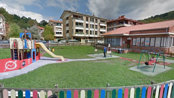 Arroa Beheko guraso elkarteak eskola garraioa bermatzeko sinadura bilketa hasi du