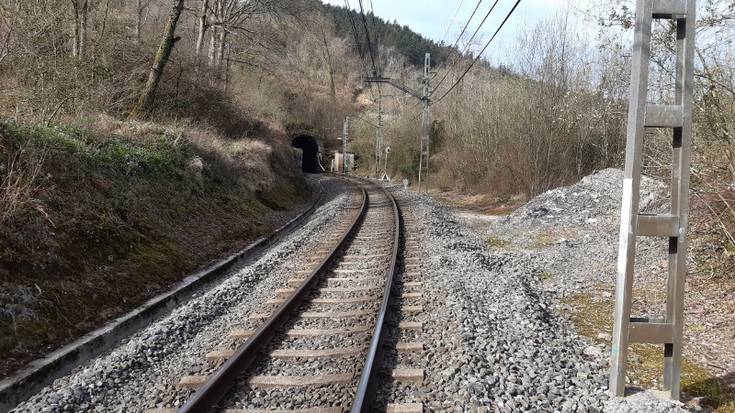 Ordezko garraio zerbitzua jarriko dute bihartik aurrera, Zarautz eta Orio arteko tren zerbitzua eteteagatik